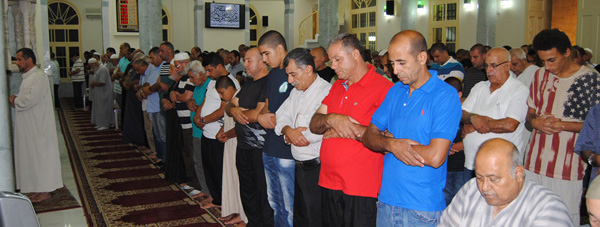  بالفيديو والصور: المئات من أهالي المدينة يؤدون صلاة التراويح في مسجد النزهة بمدينة يافا